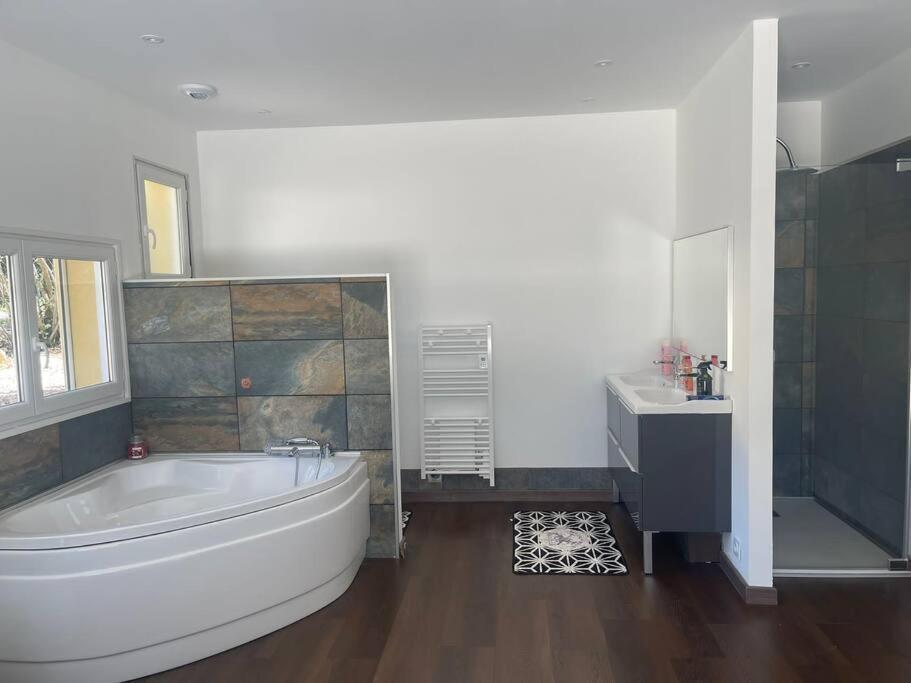 Brand New Villa With Fully Intergrated Air Conditioning & Private Pool, Overlooking Forest Sardan Exterior photo